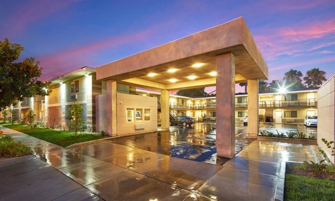 Anaheim Resort Hotel | Disneyland Adventure Awaits! Cozy 4 Unit Stay w/Outdoor Pool & Parking!