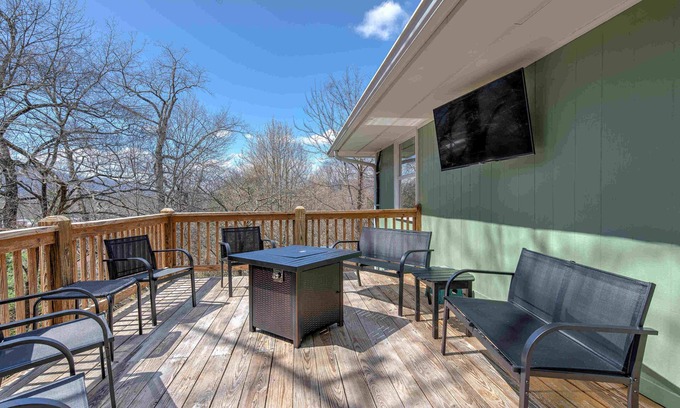 Black Mountain Casa | Disoway Getaway house in Black Mountain with 4 bdrms, fire pits, and game room.