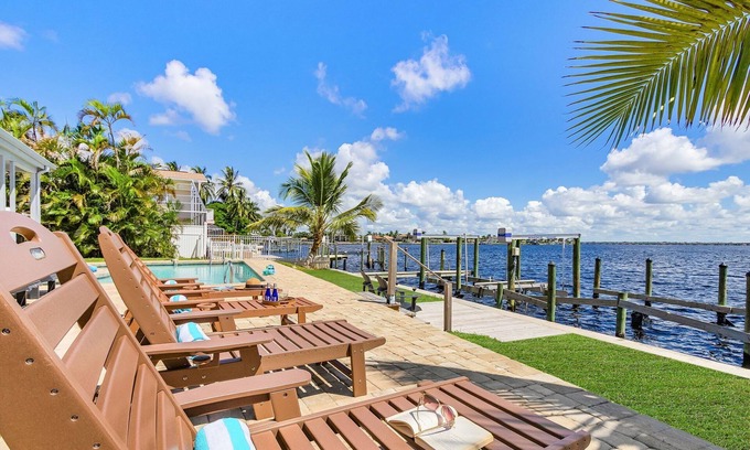 Caloosahatchee Casa | Dive into Fun & Tropical Vibes at Beach Retreat - Coral Beach Dream