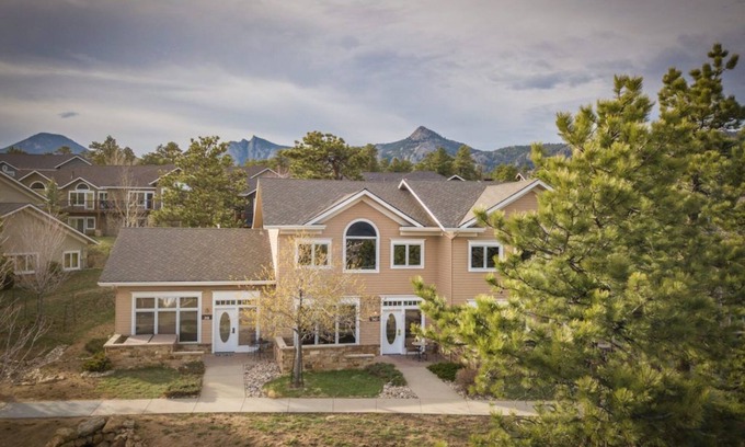 Stanley Hills Condominio | Divine Venetian-style lofted condo with A/C, private outdoor hot tub and patio!