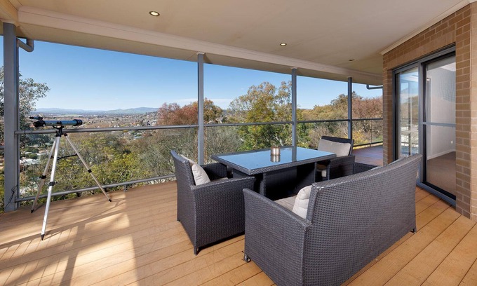 Albury Casa | Divine Views on Roper - Glorious three bedroom, two bathroom townhouse with views to die fo!