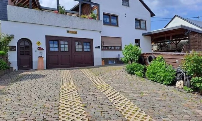Lieg Apartamento | Pets welcome at Do-Meyer-Fewo 1 in Lieg
