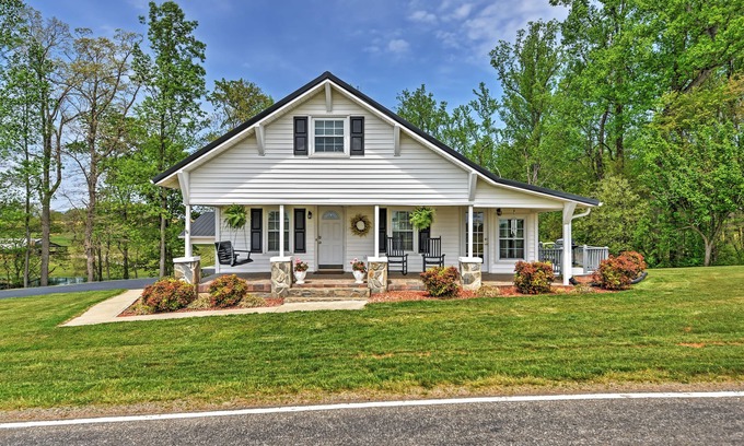 Elkin Casa | Dobson Farmhouse w / Wraparound Porch & Fire Pit!