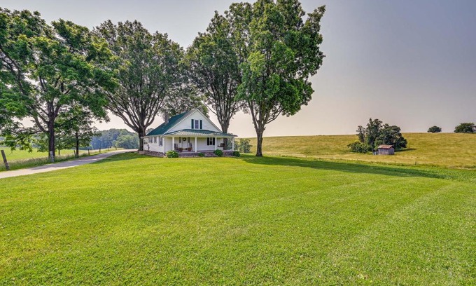 Elkin Casa | Dobson Farmhouse with Scenic Porch - Near Vineyards!
