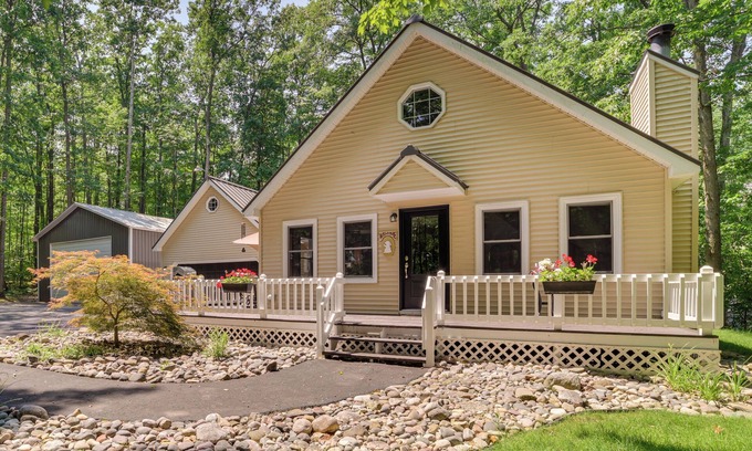 Higgins Lake Cabina | Higgins Lake Retreat w/ Dock Access + Beach Nearby