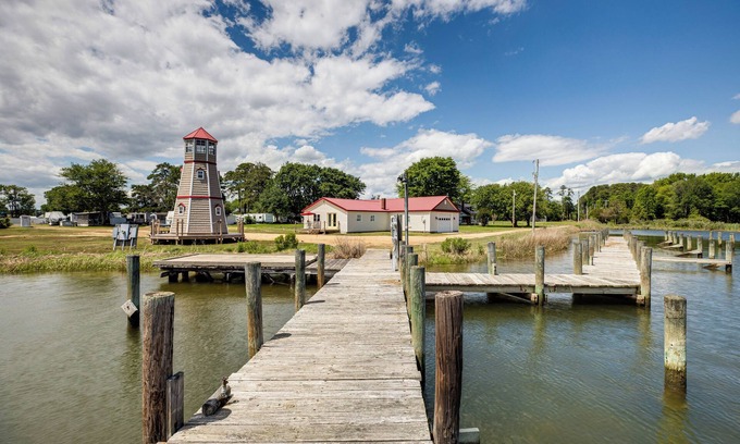 Avenue Cabaña | Dock Access: Waterfront Cottage in Avenue!