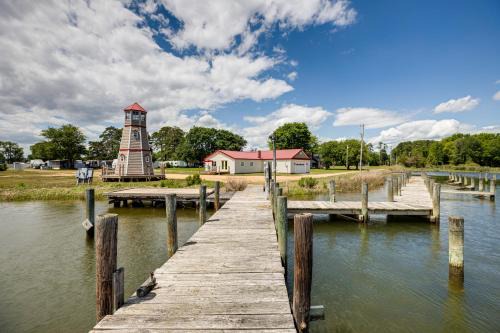 Avenue Casa | Dock Access Waterfront Cottage in Avenue!