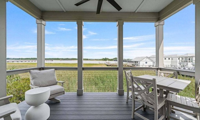 Georgetown Casa | Dock and Dwell at the Winyah Bay Club, Pool, Outdoor Lounge/Grill and Boat Slip included!