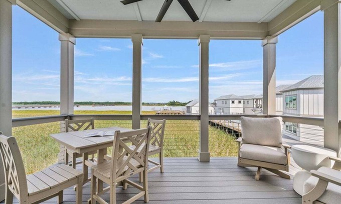 Georgetown Casa | Dock and Dwell at the Winyah Bay Club, Pool, Outdoor Lounge/Grill and Boat Slip included!