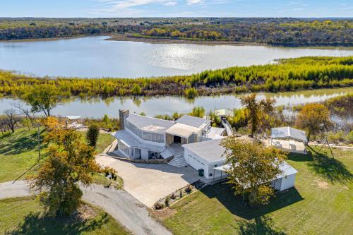 Runaway Bay Casa | Dock and Fire Pit Riverfront Runaway Bay Retreat