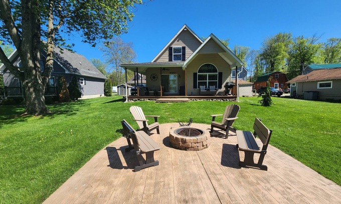 Ashville Casa | Dock Holiday- Charming King Suite, 2BRM with WiFi, AC in beautiful Ashville