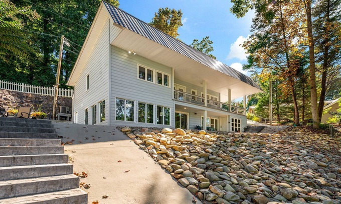 Morganton Casa | Dock Holiday | King Bed & Lake James Location