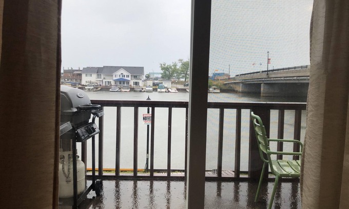 Wasaga Beach Cabaña | Dock Life Beach 1 - Cottage 11, Riverside 2 bedroom, 3 min walk to Beach 1