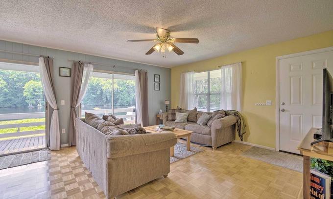 Dunnellon Apartamento | Docks + Balcony: Peaceful River Abode in Dunnellon