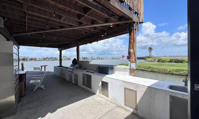 Hitchcock Casa | Dockside Fishing Retreat on the Bayou
