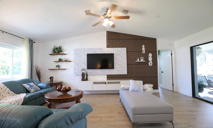 Palm Harbor Casa | Dockside Nautical Nook - a dog friendly coastal retreat, 10 min from the beach