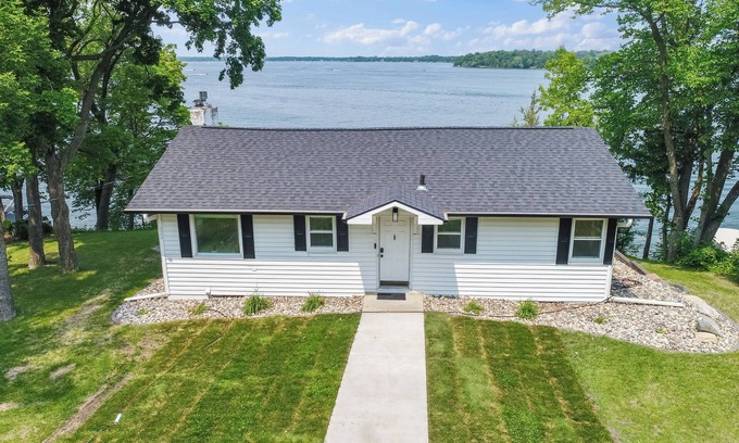 Alexandria Casa | Dockside on Lake Le Homme Dieu - Prime access to Alexandria Chain of lakes
