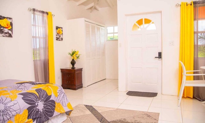 Saint Peter Parish Apartamento | Docs Paradise Yellow Apartment