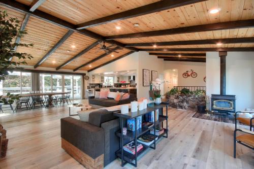 Oakhurst Casa | Doe Cabin Hot Tub/Playground/Game Room and more