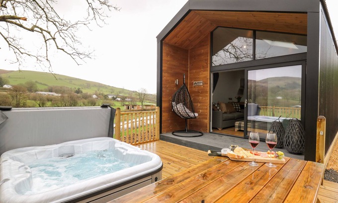 Llandrindod Wells Cabaña | DOE LODGE, family friendly, with hot tub in Rhayader