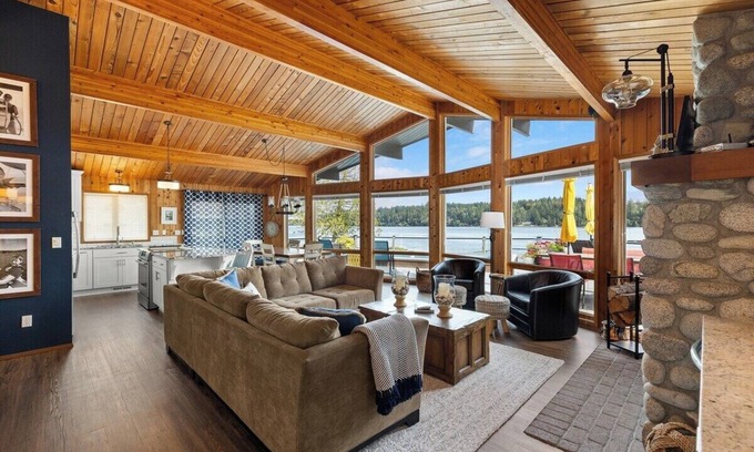 Shelton Casa | Family Fun-Waterfront-Pickleball-Sauna-Pool-kayaks