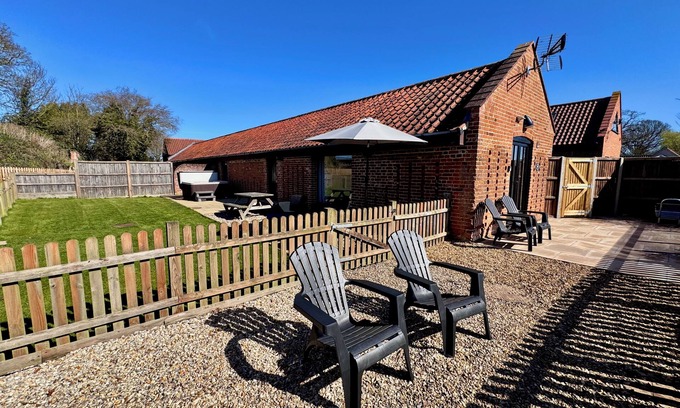Dilham Casa | Dog and family friendly barn conversion with fully enclosed garden and hot tub