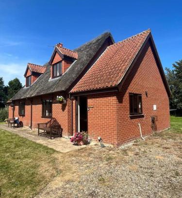 Repps with Bastwick Casa | Dog friendly 2 bed cottage close to the river Thurne