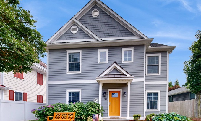 Country Club Estates Casa | Dog-friendly, 2-story home near beach with private outdoor pool, W/D & AC