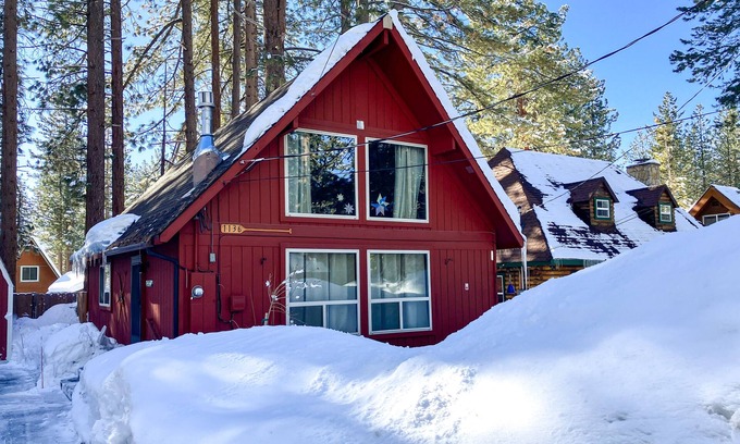 Sierra Tract Cabina | Dog-friendly 2-story cabin with loft, fireplace, board games, & wooded views