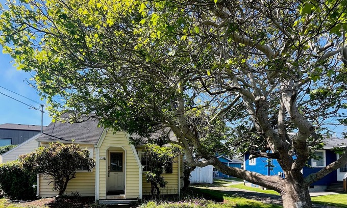 Lincoln City Cabaña | Coastal Oregon Retreat