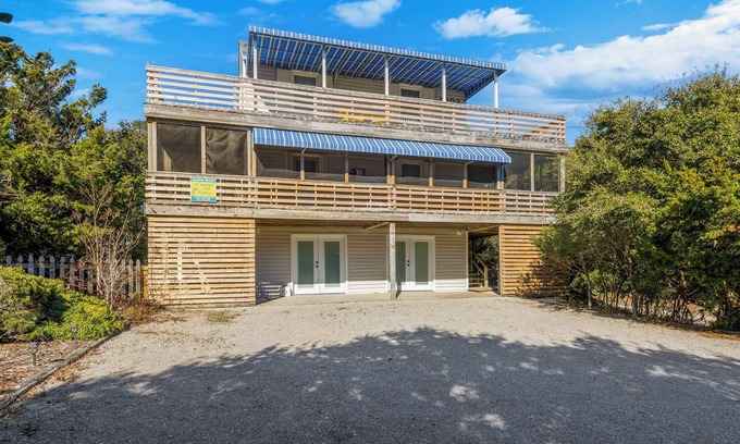 Emerald Isle Casa | Dog-Friendly 3 BR Cottage w/ Fenced Yard, Screened Porch, Decks & Ocean Access