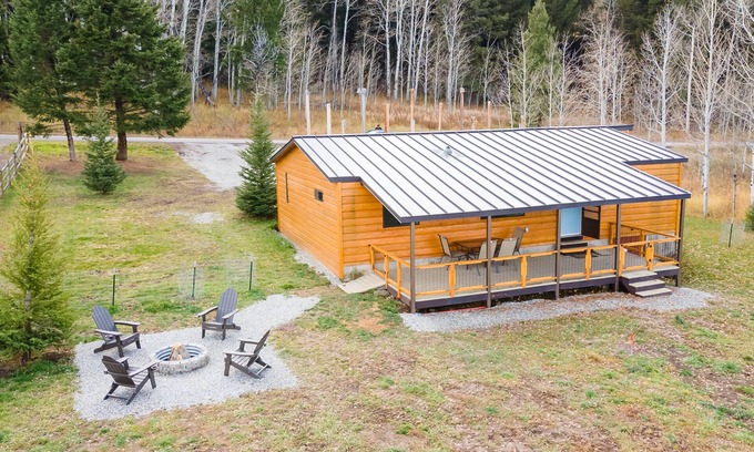 Island Park Casa | Dog Friendly! 3Br/2Ba,BBQ,Firepit,Pet Friendly,Lakeview,30m 2 YNP,Red Rock Inn