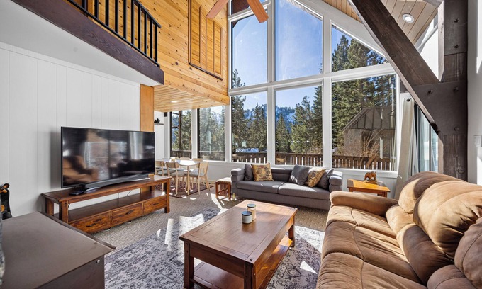 Olympic Valley Cabina | Dog Friendly, 3BR in Olympic Valley, on the Shuttle Route w/ Mountain Views!
