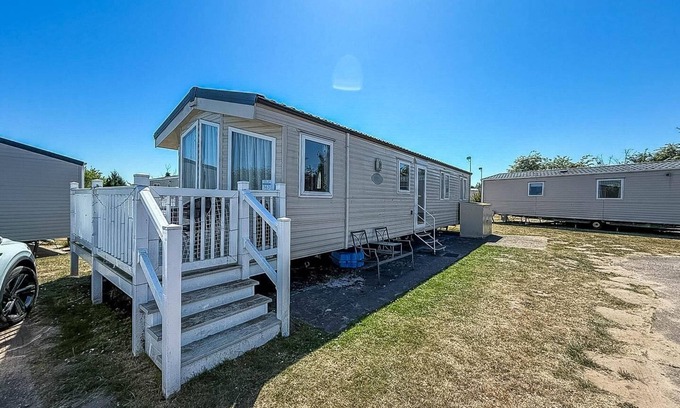 Great Yarmouth Casa | Dog-friendly 8 berth caravan at Cherry Tree Holiday Park in Norfolk ref 70363C