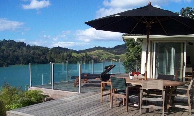 Russell Casa | ABSOLUTAMENTE FRENTE AL AGUA CON IMPRESIONANTES VISTAS