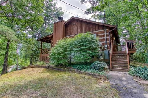 Gatlinburg - Pigeon Forge Casa | Dog friendly, adorable 1BR log cabin with hot tub and screen in porch!