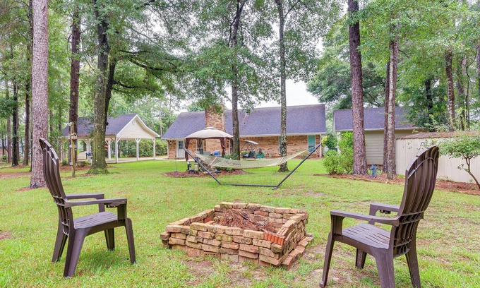 Semmes Casa | Dog-Friendly Alabama Retreat w/ Patio & Fire Pit!