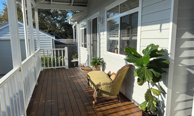 Arrawarra Headland Apartamento | Dog friendly apartment close to beaches. Own private yard, garden and 2 decks.
