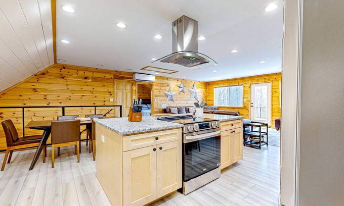Rockwood Apartamento | Dog-friendly apartment by Moosehead Lake with sprawling deck & firepit