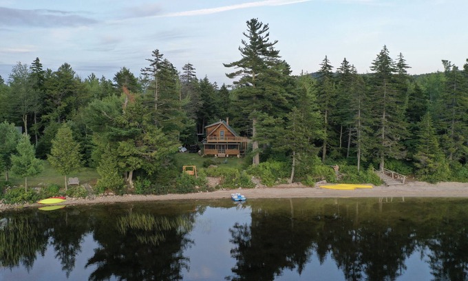 Sullivan Cabina | Little Tunk Pond -Aspen Cabin- ¡Sus vacaciones por excelencia en Maine comienzan aquí!