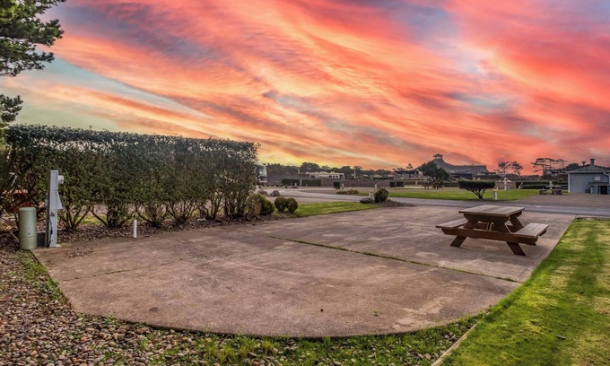 Agate Beach Alquiler De RV | Dog Friendly, Available with 50AMP, 30AMP, Water and Sewer hook up's, WiFi