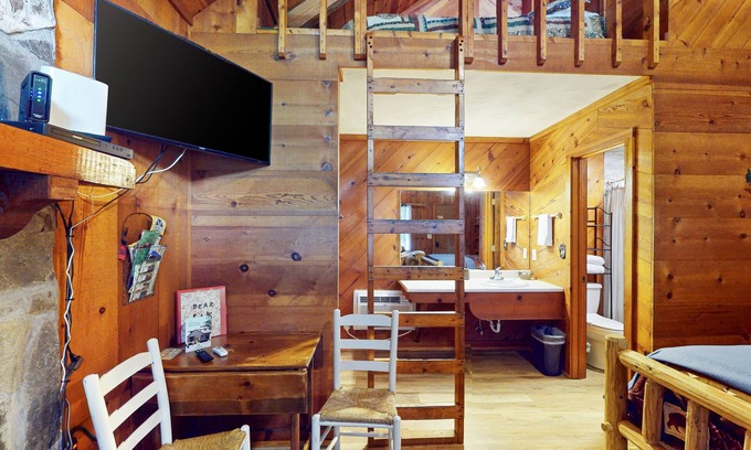 Sautee Nacoochee Cabaña | Dog-friendly, cozy cottage retreat withing a 5 minute drive to downtown Helen