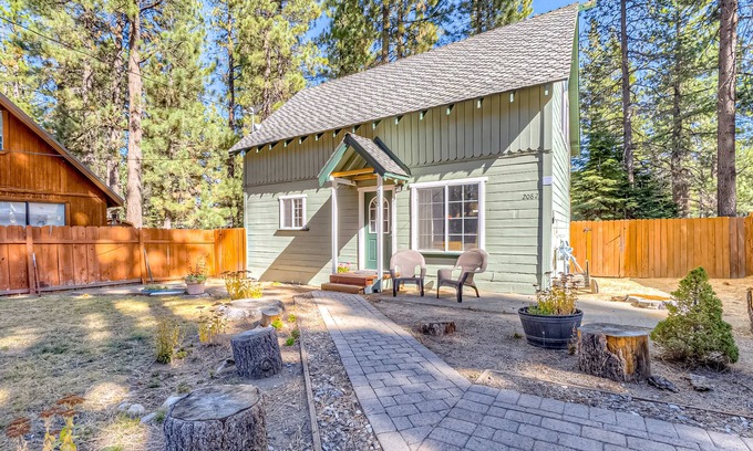 Tahoe Island Cabina | cabina agradable para perros con bañera de hidromasaje privada cerca de Camp Richardson puerto deportivo.