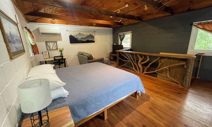 Pisgah Forest Cabina | Dog friendly cabin on 13 beautiful acres