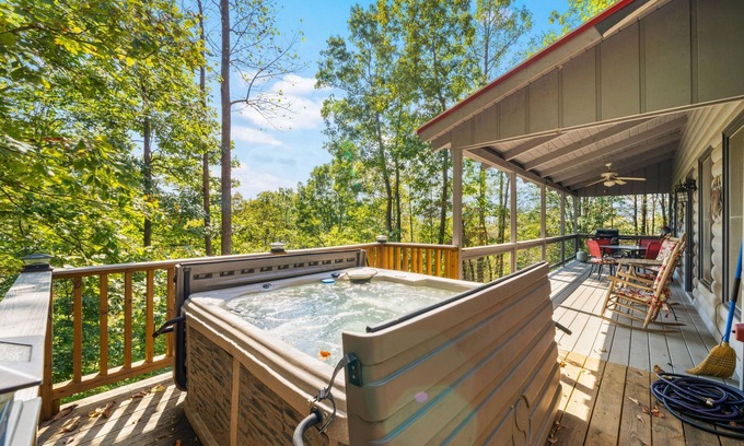 Blairsville Cabina | Cabina para perros con chimenea, parrilla de gas y vistas a la montaña.