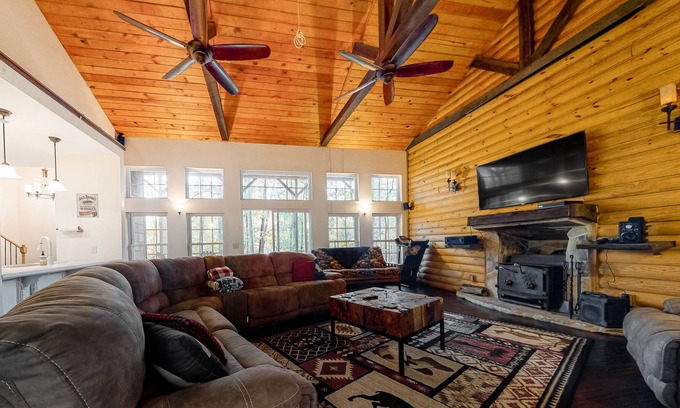 Clarkesville Cabina | Dog-friendly cabin w/ soaring ceilings, an updated kitchen, & a private hot tub