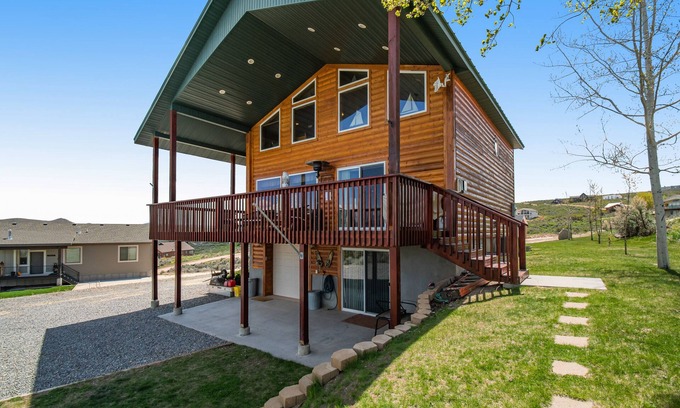 Sweetwater Cabina | ¡Acogedora cabaña con magníficas vistas al lago y cubierta envolvente, cerca del campo de golf y Bear Lake!