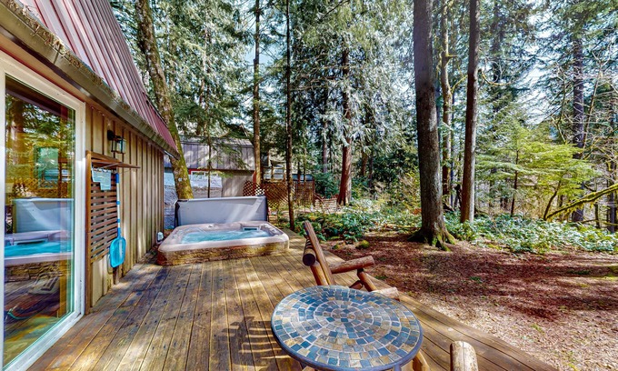 Zigzag Cabina | Dog-friendly cabin with a hot tub, wood stove, board games, grill, and W/D