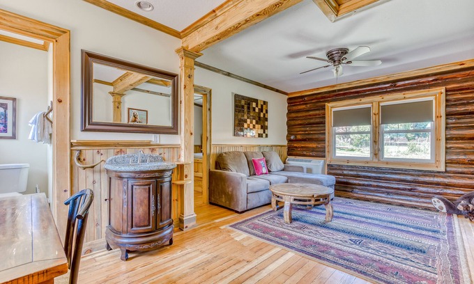 White Salmon Cabina | Dog-friendly cabin near White Salmon River with mtn views, WiFi, courtyard, AC