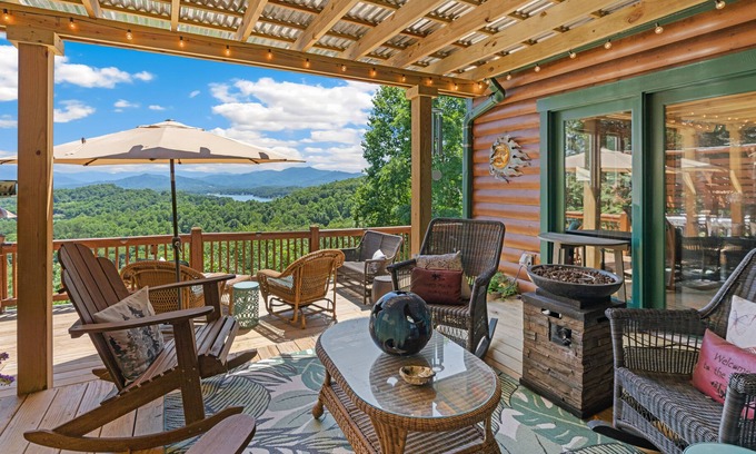 Young Harris Cabina | Dog-friendly cabin near lake with mountain view, firepit, balcony, AC, & W/D